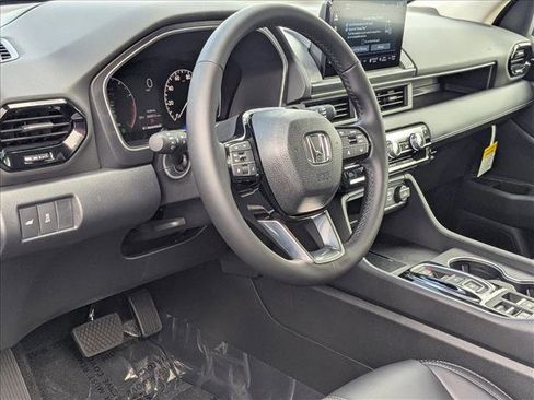 New 2025 Honda Pilot Touring image 3