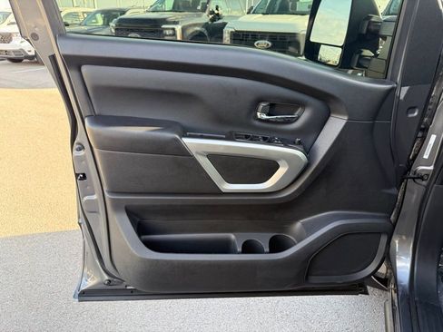 Used 2021 Nissan Titan SV w/ SV Convenience Package image 7