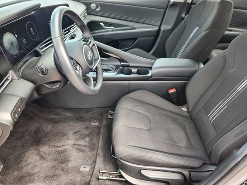 Used 2025 Hyundai Elantra SEL image 11