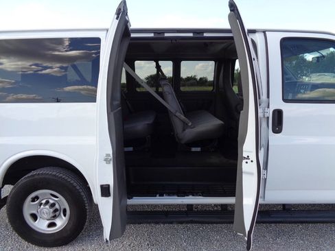 Used 2018 Chevrolet Express 3500 LS RWD image 16