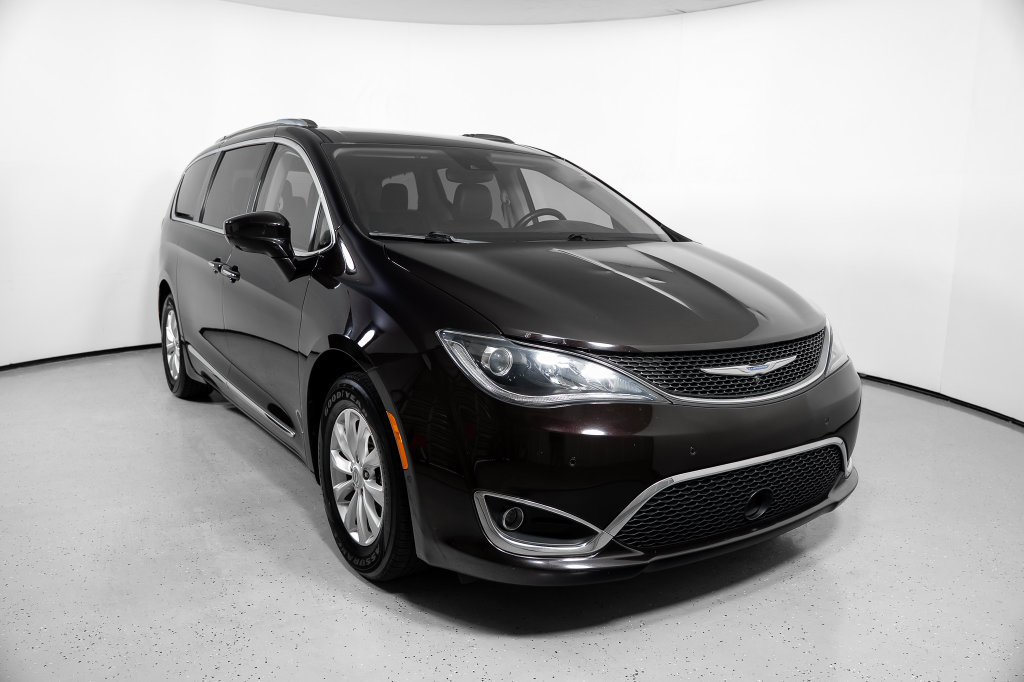 Used 2018 Chrysler Pacifica Touring-L w/ Advanced Safetytec Group FWD image 2