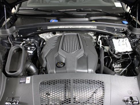 Certified 2026 Porsche Macan AWD/4WD image 39