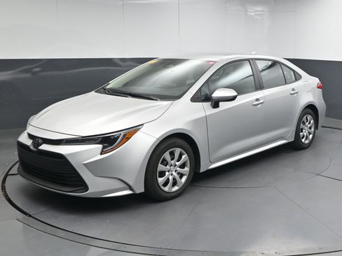 Certified 2025 Toyota Corolla LE image 4