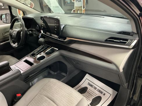 Used 2022 Toyota Sienna LE image 26