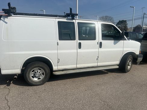 Used 2018 Chevrolet Express 2500 w/ Driver Convenience Package image 4