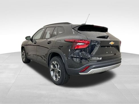 Used 2024 Chevrolet Trax LT w/ Driver Confidence Package FWD image 3
