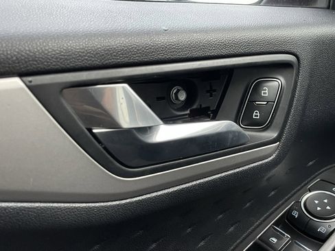 Used 2020 Ford Escape SE image 13