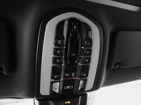 Certified 2020 Porsche Macan S AWD/4WD image 36