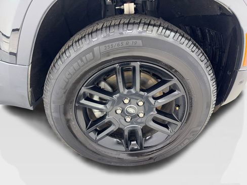 Used 2025 Land Rover Defender 110 S image 78