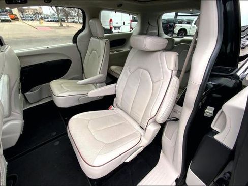 Certified 2019 Chrysler Pacifica Limited image 18