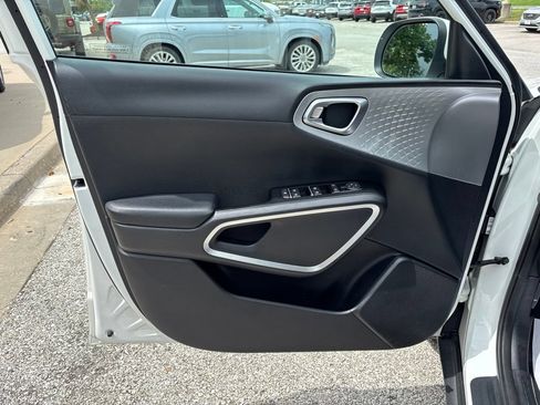 Used 2025 Kia Soul LX w/ LX Technology Package FWD image 29