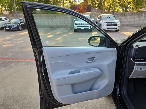 Used 2025 Hyundai Kona SEL FWD image 11