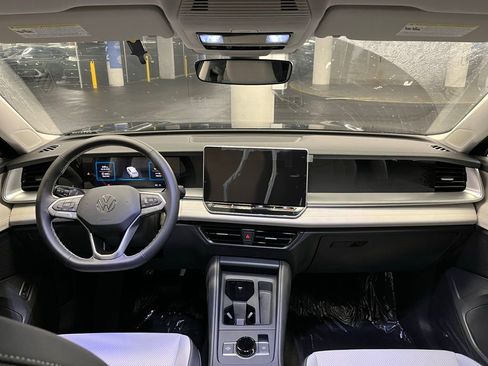 New 2025 Volkswagen Tiguan SE image 7