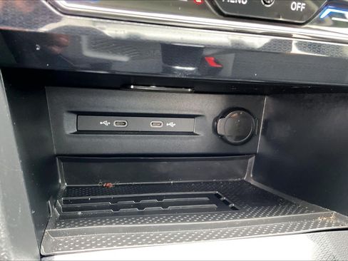 Used 2025 Volkswagen Taos SE FWD image 33