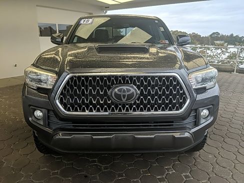 Used 2018 Toyota Tacoma TRD Off-Road image 2