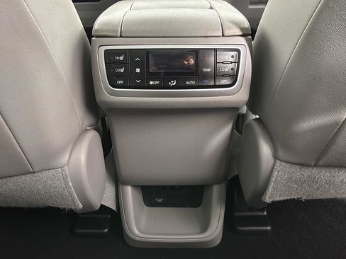 Used 2018 Toyota Highlander Limited Platinum AWD/4WD image 19