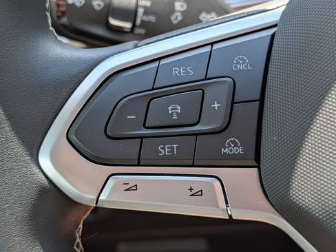 Certified 2025 Volkswagen Tiguan SE AWD/4WD image 29