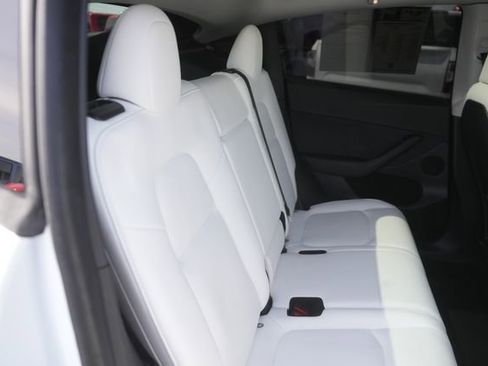 Used 2022 Tesla Model Y Long Range image 16