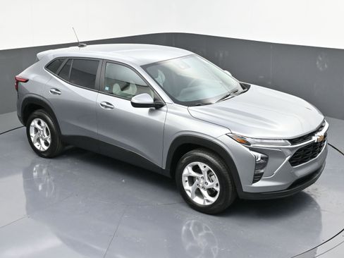 Used 2024 Chevrolet Trax LS w/ LS Convenience Package image 42