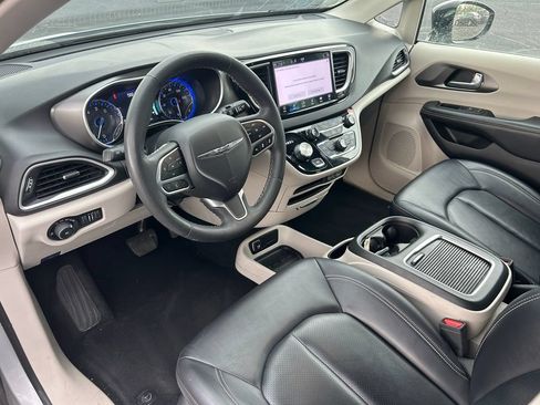 Used 2024 Chrysler Pacifica Touring-L FWD image 23