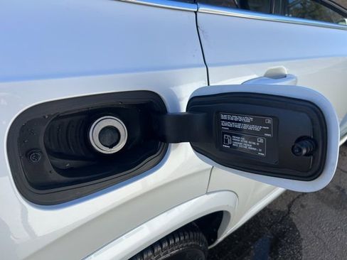 Used 2020 Volvo XC90 T5 Momentum w/ Protection Package Premier image 13