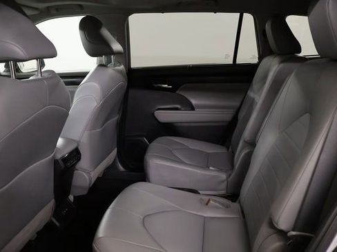 Used 2022 Toyota Highlander XLE image 29