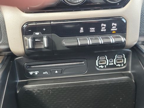 Used 2019 RAM 1500 Laramie AWD/4WD image 30
