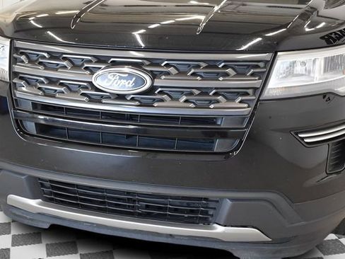 Used 2018 Ford Explorer XLT AWD/4WD image 13