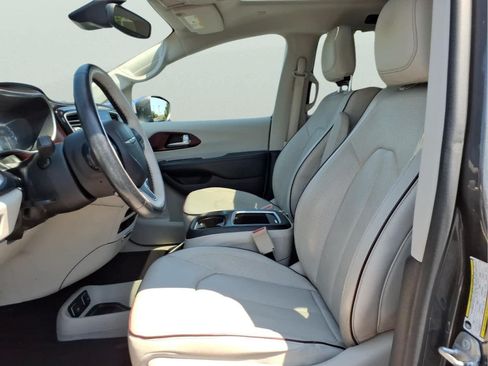 Used 2017 Chrysler Pacifica Limited w/ UConnect Theater Package FWD image 14