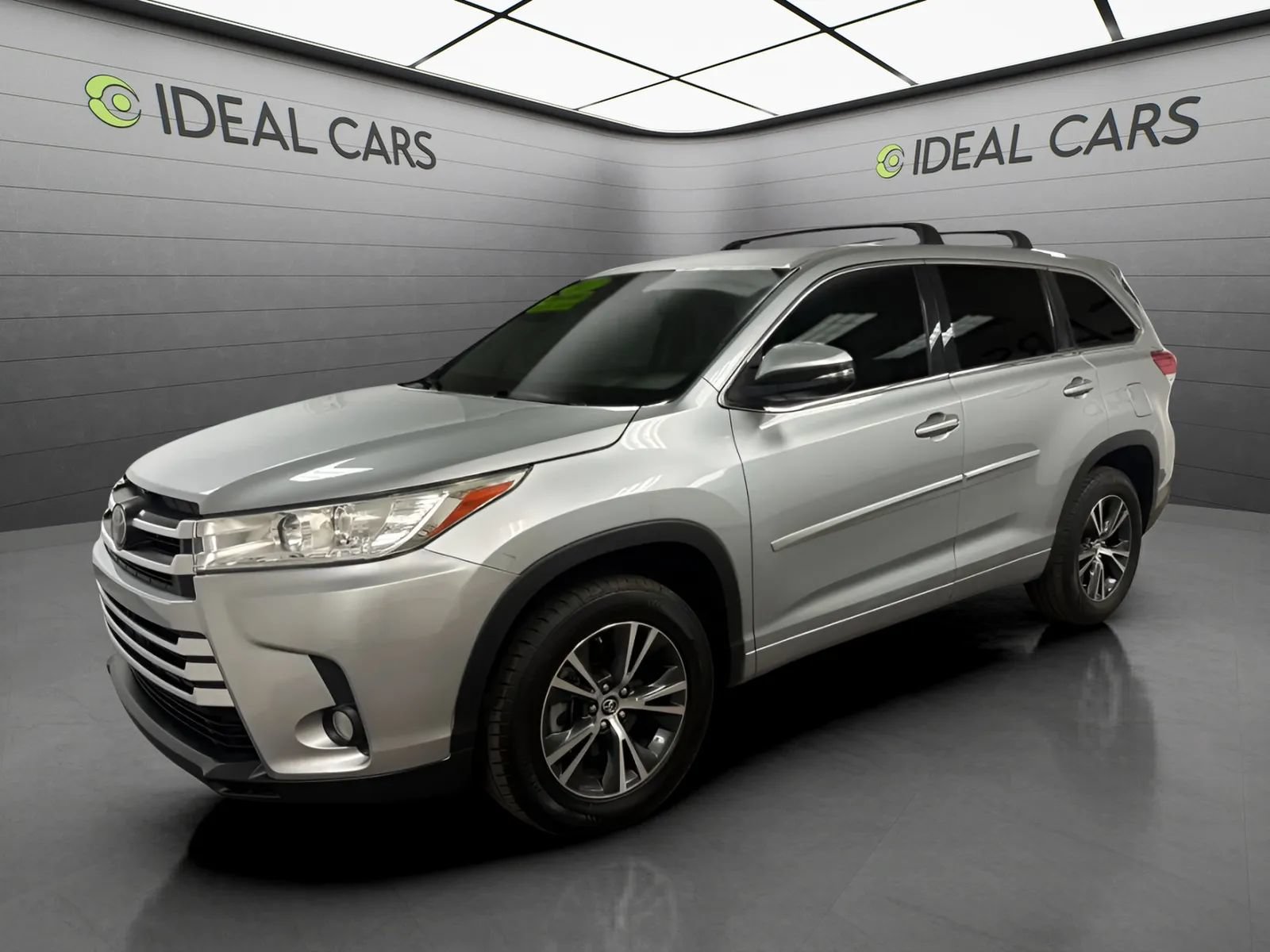 Used 2017 Toyota Highlander Plus FWD image 1