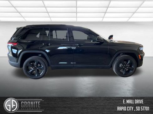 Used 2024 Jeep Grand Cherokee Altitude AWD/4WD image 7