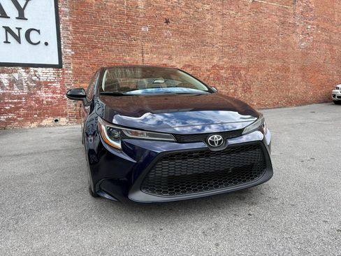 Used 2020 Toyota Corolla LE FWD image 2