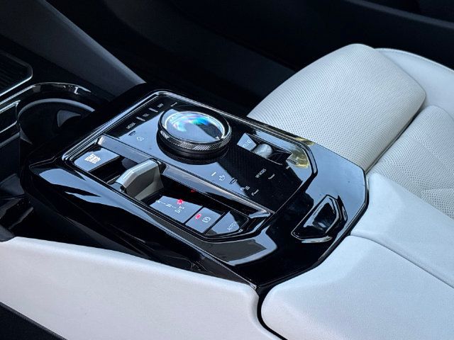 Used 2024 BMW 530i w/ Convenience Package RWD image 27