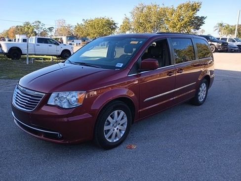 Used 2014 Chrysler Town & Country Touring image 2