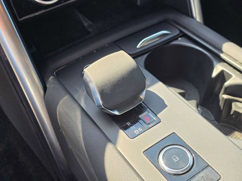 Used 2024 Land Rover Discovery Dynamic SE AWD/4WD image 32