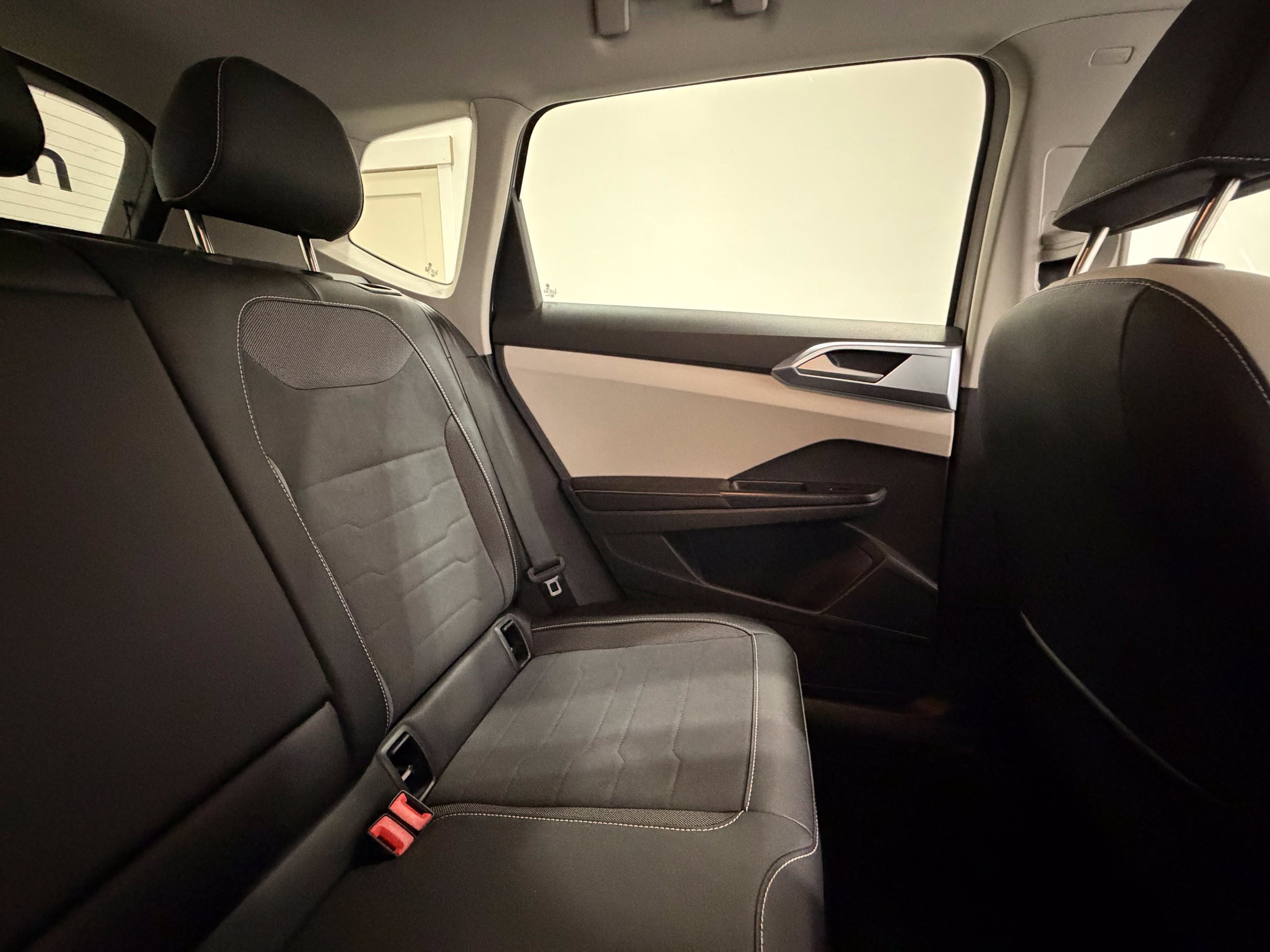 Certified 2025 Volkswagen Taos SE FWD image 33