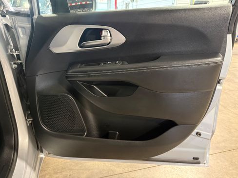Used 2023 Chrysler Pacifica Touring-L w/ S Appearance Package FWD image 6