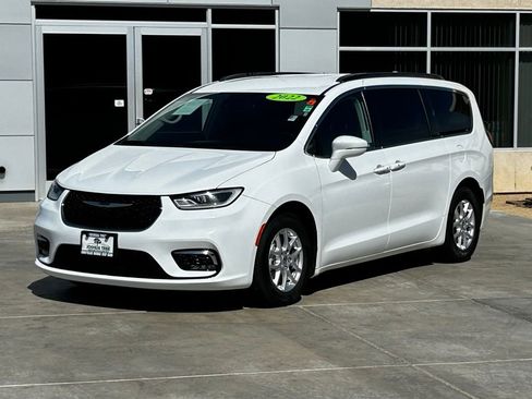 Used 2022 Chrysler Pacifica Touring-L FWD image 3