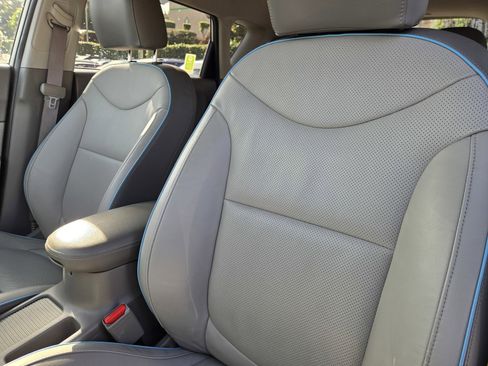 Used 2017 Kia Soul EV + w/ Sun & Fun Package image 16