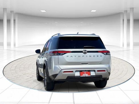 Used 2023 Nissan Pathfinder SL image 3