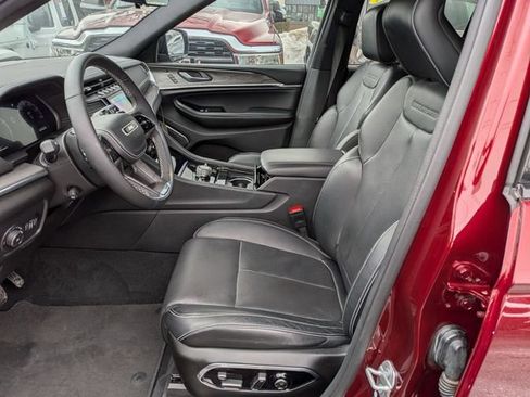 Used 2024 Jeep Grand Cherokee Overland w/ Luxury Tech Group IV AWD/4WD image 9