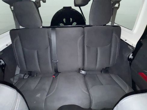 Used 2018 Jeep Wrangler Unlimited Sahara w/ Connectivity Group AWD/4WD image 18