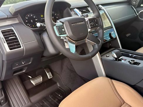 New 2025 Land Rover Discovery Dynamic SE image 32