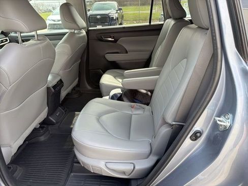 Used 2023 Toyota Highlander XLE image 5