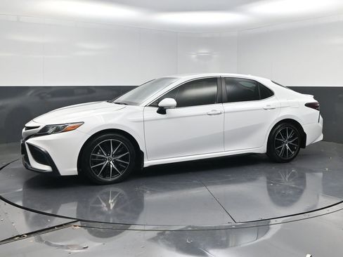 Used 2024 Toyota Camry SE FWD image 3