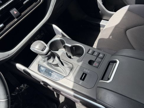 Used 2025 Toyota Highlander LE FWD image 44