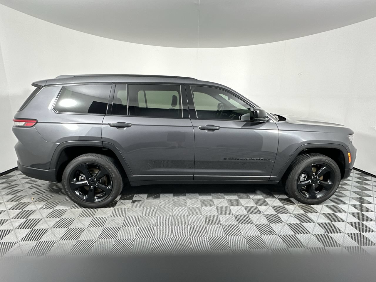 Used 2025 Jeep Grand Cherokee L Altitude RWD image 2