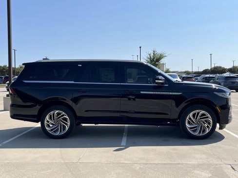 New 2025 Lincoln Navigator L Reserve image 10