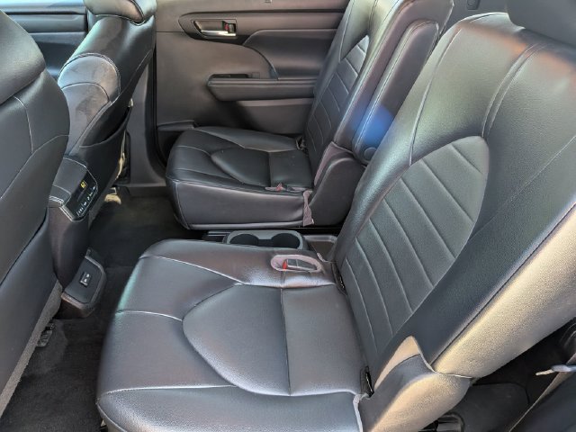 Used 2022 Toyota Highlander XLE FWD image 29