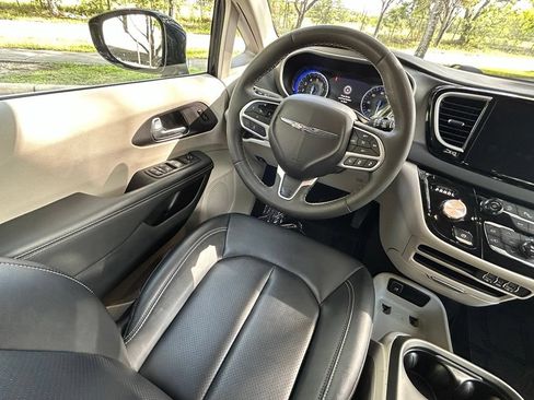 Certified 2024 Chrysler Pacifica Touring-L FWD image 9